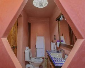 伊姆利尔Dar Aymane的一间带卫生间、水槽和镜子的浴室