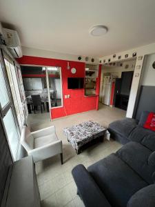 玛德琳港De norte a sur的带沙发和红色墙壁的客厅