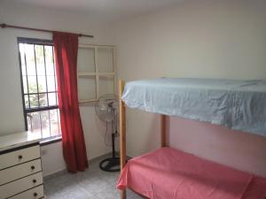 伊瓜苏港La casa de Tilili的一间卧室配有双层床和窗户。