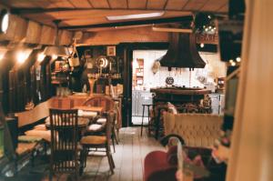 奈梅亨小奥普辛船屋的一间带桌椅的用餐室和一间厨房