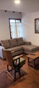 埃斯克尔Aljaba的客厅配有沙发和桌子