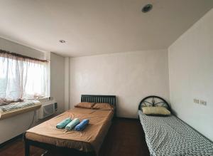 苏里高Bayan’s 2 storey apartment的一间卧室设有两张床和窗户。