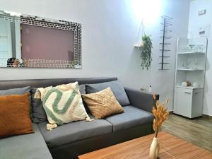 布埃纳文图拉Casa Colinas的客厅配有带枕头的灰色沙发