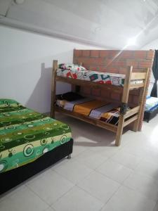拉多拉达Casa de relajación low cost的配有两张双层床的宿舍间设有