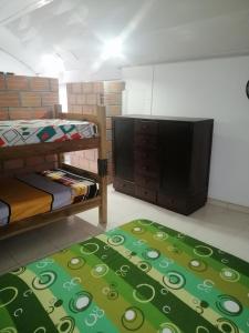 拉多拉达Casa de relajación low cost的客房设有两张双层床和一台平面电视。