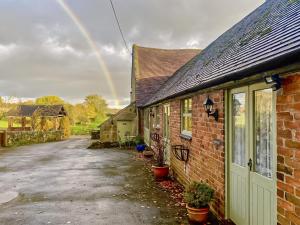 MayfieldHoneysuckle Cottage - Uk4177的砖屋上空的彩虹