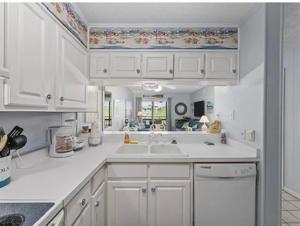 默特尔比奇Blue Beach Myrtle的厨房配有白色橱柜和水槽