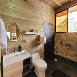 卡利Kuyana Glamping的浴室配有白色卫生间和盥洗盆。