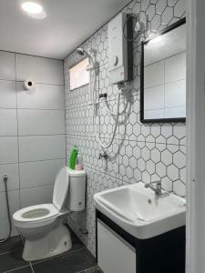 Chabang TigaK SUITES HOTEL的一间带卫生间和水槽的浴室