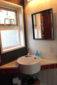 维多利亚Private Bright Modern Studio! Queen bed !的一间带水槽和镜子的浴室