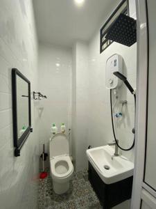 北赖Modern Cozy House 4Room10pax @Near Sunway Carnival的白色的浴室设有卫生间和水槽。