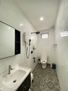 北赖Modern Cozy House 4Room10pax @Near Sunway Carnival的白色的浴室设有水槽和卫生间。