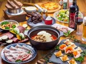 Shōbara備北丘陵公園　湖畔ステイズ庄原的一张桌子上面有很多不同类型的食物