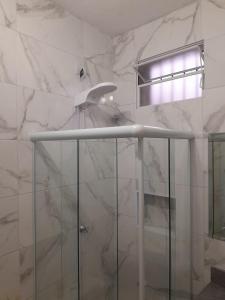 圣保罗Studio fantástico的带淋浴的浴室,拥有白色的大理石墙壁