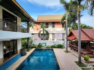 乔木提恩海滩ปุณณภา พูล วิลล่า พัทยา Punnapha Pool Villa Pattaya的享有带游泳池的别墅的外部景致