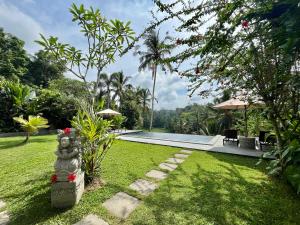 德格拉朗The Papas Villas的一个带游泳池和花园的度假庭院