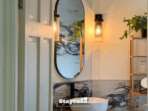 曼彻斯特Spacious & Stylish Family Home With Free Parking的一间带水槽和镜子的浴室