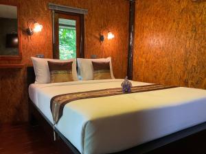 高兰Siam Lanta Resort - SHA Extra Plus的卧室配有一张白色大床
