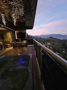 麦德林La casa en el aire的阳台设有带浴缸的浴室