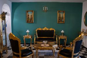 阿特利斯科Casa Zepeda的一间设有两把椅子、一张桌子和一张沙发的房间