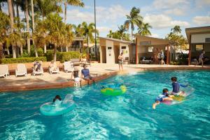 布里斯班布里斯班度假村酒店的一群人在游泳池玩耍