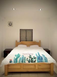 琅勃拉邦Mary’s Home Stay的一间卧室配有一张木床,床上有毯子