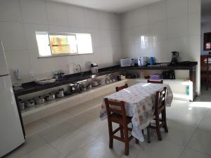 弗雷谢拉斯Casa Tropicana (2º andar)的厨房配有桌椅