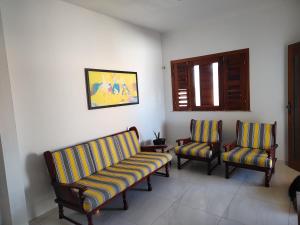 弗雷谢拉斯Casa Tropicana (2º andar)的客厅配有两把椅子和一张沙发
