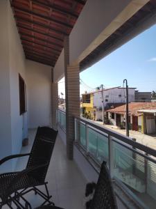 弗雷谢拉斯Casa Tropicana (2º andar)的阳台配有椅子,享有街道的景色