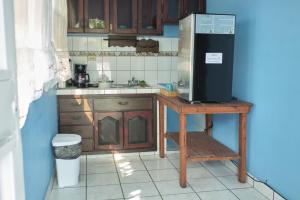 科马亚瓜Apto casco histórico Acropolis的厨房配有木桌和冰箱。