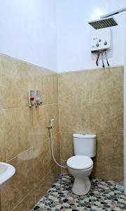 巴芝丹Kresna Guesthouse Pacitan的一间带卫生间和水槽的浴室