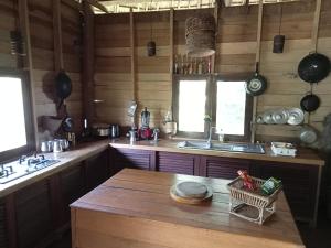 Ban KiangtatTad Lo - FANDEE ISLAND - Secret Private House - Bolaven Loop Pakse的厨房配有木制柜台和木桌。