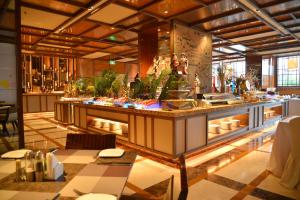 义乌义乌三鼎开元名都大酒店 的一间餐厅,上面有食物柜台