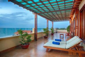 美奈阳光海滩水疗度假酒店的海景阳台和椅子