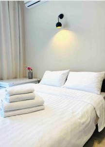 基辅Mira Apart-Hotel的卧室配有白色床和毛巾