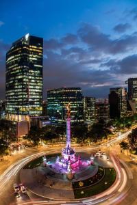 墨西哥城玛利亚伊莎贝尔墨西哥城喜来登酒店的街道中央城市天际线,有雕像