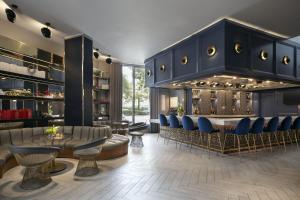 新奥尔良新奥尔良美丽殿酒店的一间设有蓝色椅子的餐厅和一间酒吧