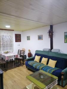 兹拉蒂博尔Kućica za odmor-Borova glava的客厅配有蓝色的沙发和桌子