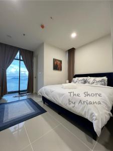 哥打京那巴鲁The Shore Kota Kinabalu by Ariana的一间卧室,卧室里配有一张非洲人写的床铺