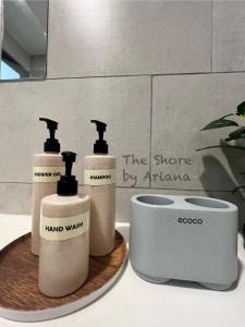 哥打京那巴鲁The Shore Kota Kinabalu by Ariana的浴室柜台托盘上的三瓶肥皂