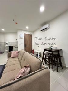 哥打京那巴鲁The Shore Kota Kinabalu by Ariana的客厅配有沙发和桌子