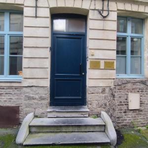 阿拉斯"La cour du Noble" Hypercentre cour privative的建筑物一侧的蓝色门