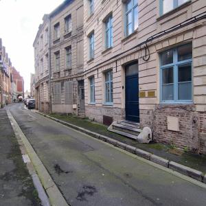 阿拉斯"La cour du Noble" Hypercentre cour privative的街道边有蓝色门的建筑