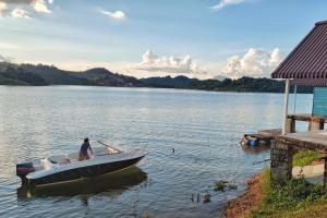 万荣Sunset Nam Ngum resort的湖上船上的女人