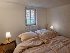 布科Alte Schmiede Buckow的卧室内的一张床位,配有两张台灯