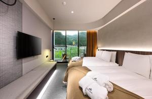 鱼池乡歸璞泊旅 Hotel Beore的双床间 - 带2张床 - 带平面电视的酒店客房
