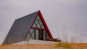 BadīyahMoon Light Camp的地表上带有红色屋顶的建筑