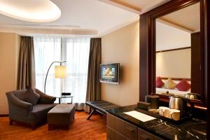 上海王宝和大酒店的酒店客房设有镜子、椅子和沙发