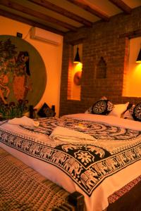 索拉哈萨帕纳村庄住宿的一间卧室,配有两张床