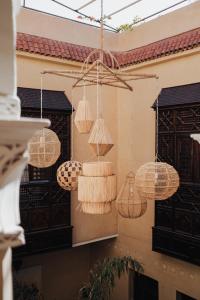 马拉喀什答图斯卡酒店的挂在建筑物上的一组挂篮子